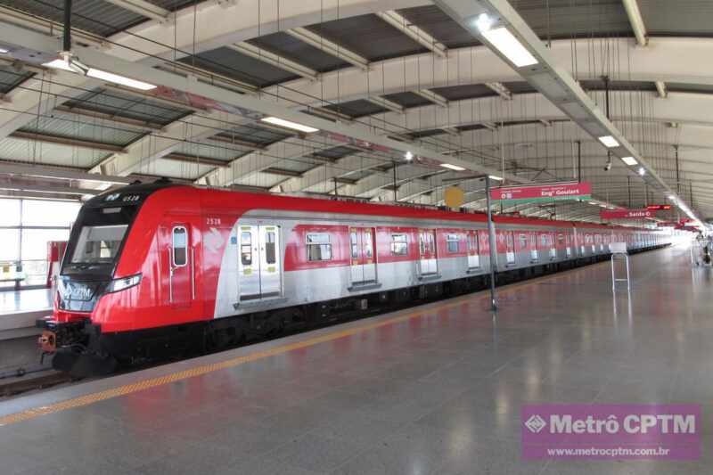 Trem da Linha 13-Jade na estação Aeroporto Guarulhos