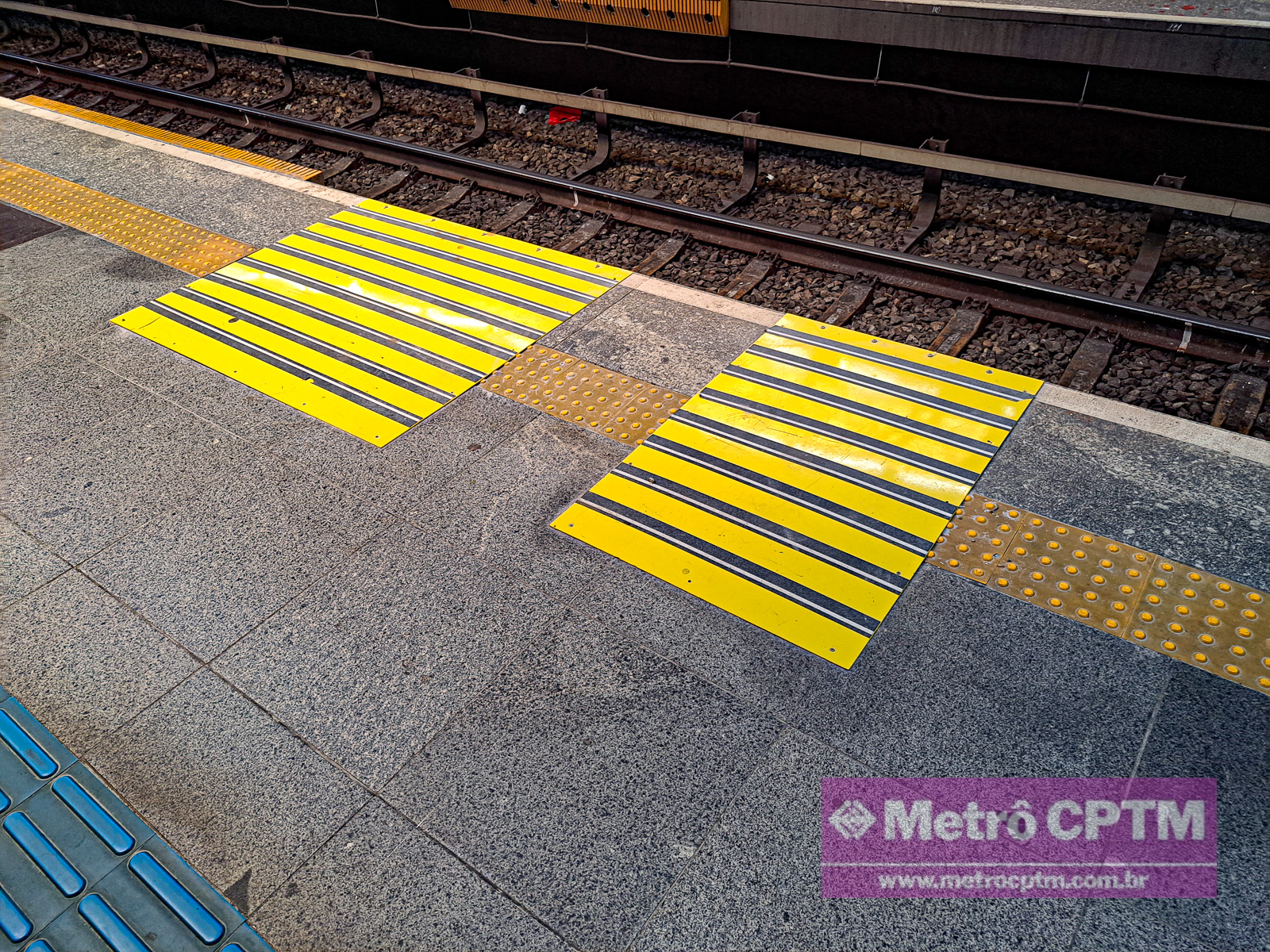 Placas metálicas na plataforma (Jean Carlos)