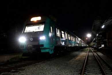 Com 170 toneladas de areia, trem da Série 8900 inicia testes que simulam passageiros a bordo