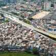 Favela de Vila Prudente e no alto à esquerda, as vias do monotrilho