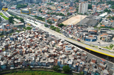 Favela de Vila Prudente e no alto à esquerda, as vias do monotrilho