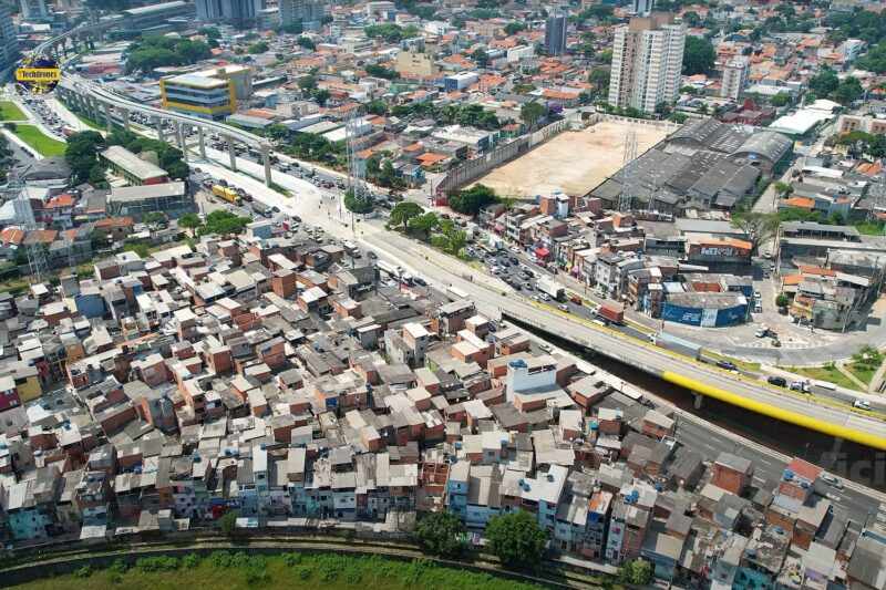 Favela de Vila Prudente e no alto à esquerda, as vias do monotrilho