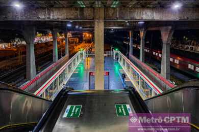 Conjunto de portas de plataforma da estação Belém (Jean Carlos)