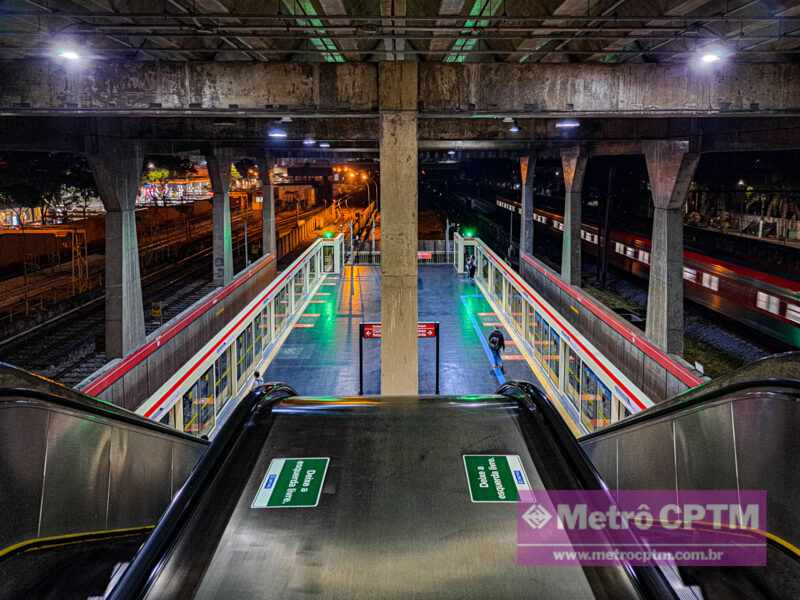 Conjunto de portas de plataforma da estação Belém (Jean Carlos)