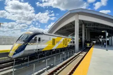 Trem que ligará Miami a Orlando começará a operar em julho
