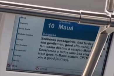Trem da Linha 9-Esmeralda “esquece” onde está e informa estações da Linha 10-Turquesa