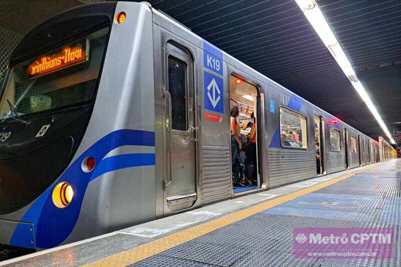 Trem do Metrô que opera na Linha 3-Vermelha