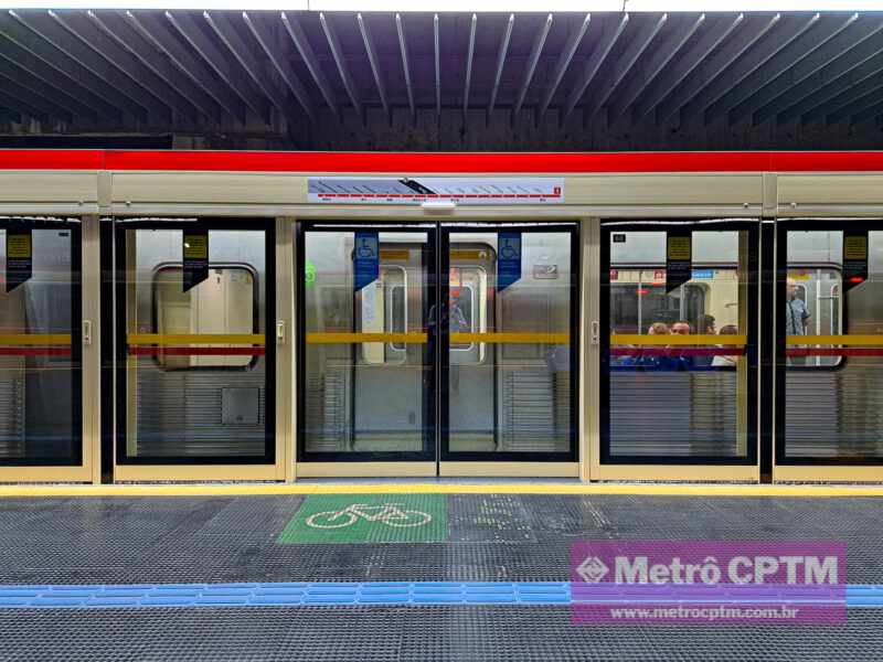 Portas de plataforma da estação Bresser-Mooca em operação (Jean Carlos)