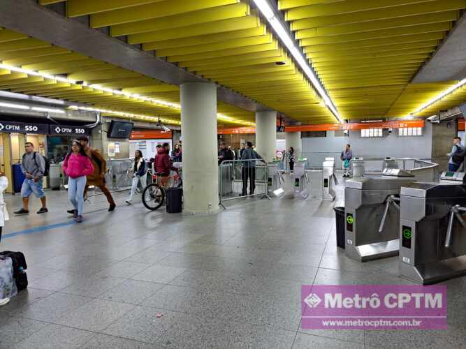 Mezanino da estação Guaianases (Jean Carlos)