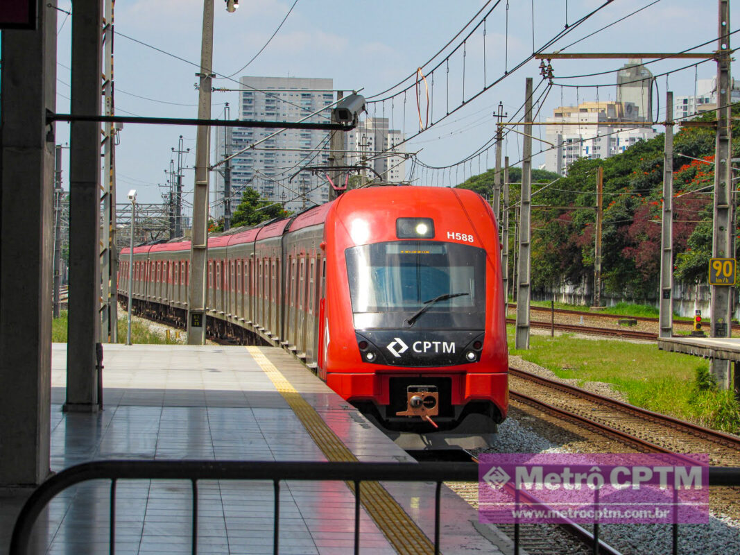 Trem da Série 8500 chegando na estação Barra Funda (Jean Carlos)