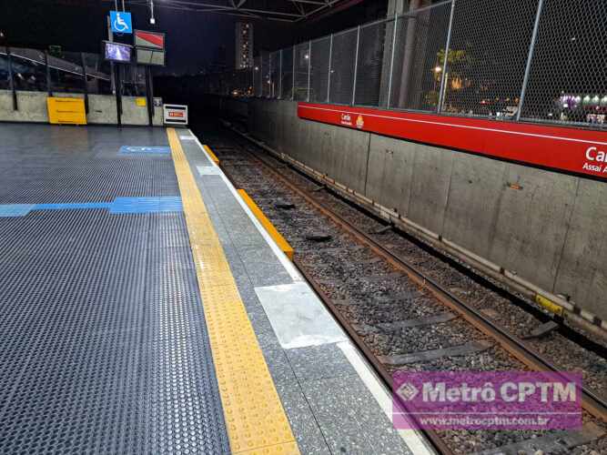 Preparação para as portas de plataforma da estação Carrão (Jean Carlos)