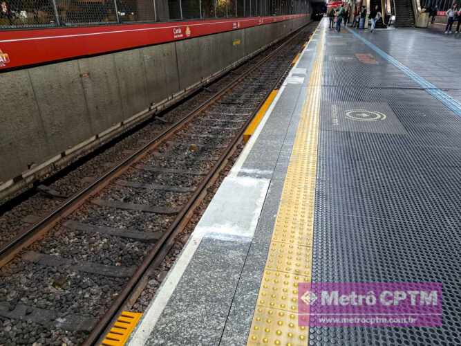 Preparação para as portas de plataforma da estação Carrão (Jean Carlos)