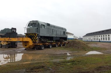 Locomotiva sendo transportada para Presidente Altino (Reprodução/Redes Sociais)