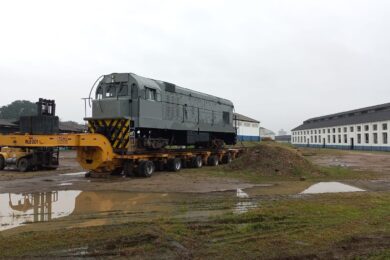 Locomotiva sendo transportada para Presidente Altino (Reprodução/Redes Sociais)
