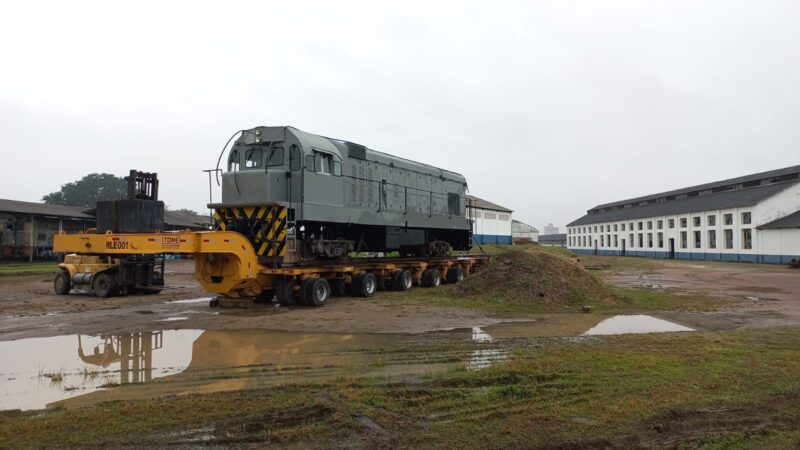 Locomotiva sendo transportada para Presidente Altino (Reprodução/Redes Sociais)