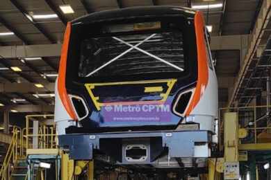 ‘Trem laranja’ aparece na fábrica da Alstom e cria expectativa sobre frota da Linha 6