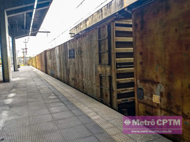 Trem de carga passando pela estação Palmeiras-Barra Funda (Jean Carlos)