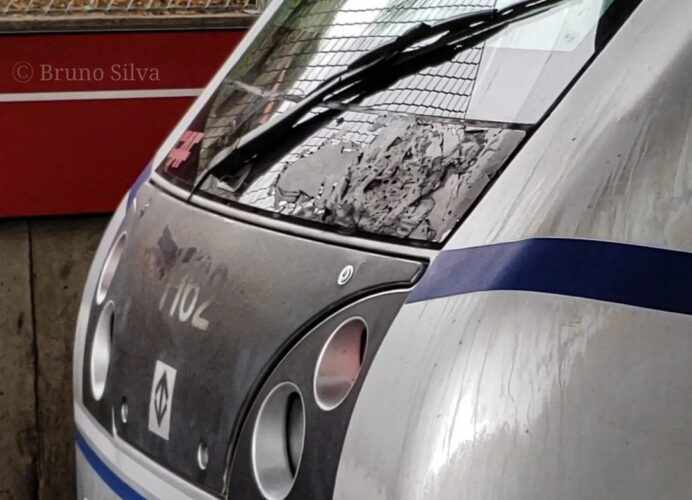 Composições do Metrô circulando sujas ou danificadas (Trilhos que Movem SP)