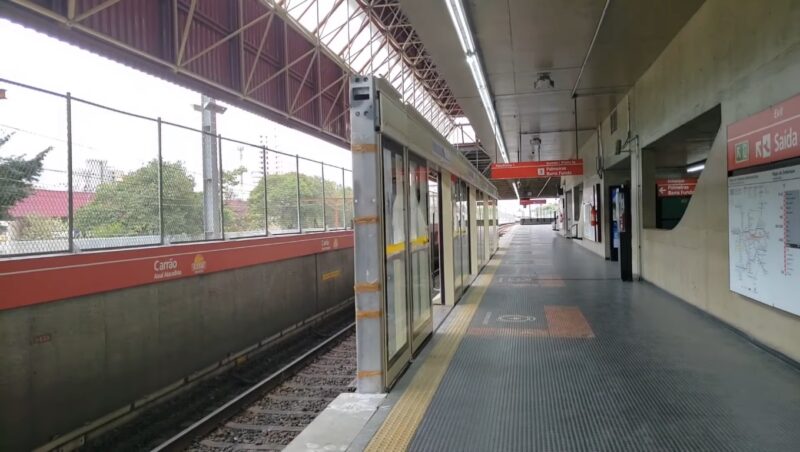 Portas de plataforma da estação Carrão (Trilhos que Movem São Paulo)