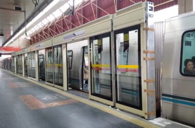 Portas de plataforma da estação Carrão (Trilhos que Movem São Paulo)