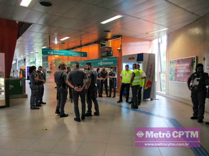 Equipe de agentes de segurança alinhando estratégias de atendimento (Jean Carlos)