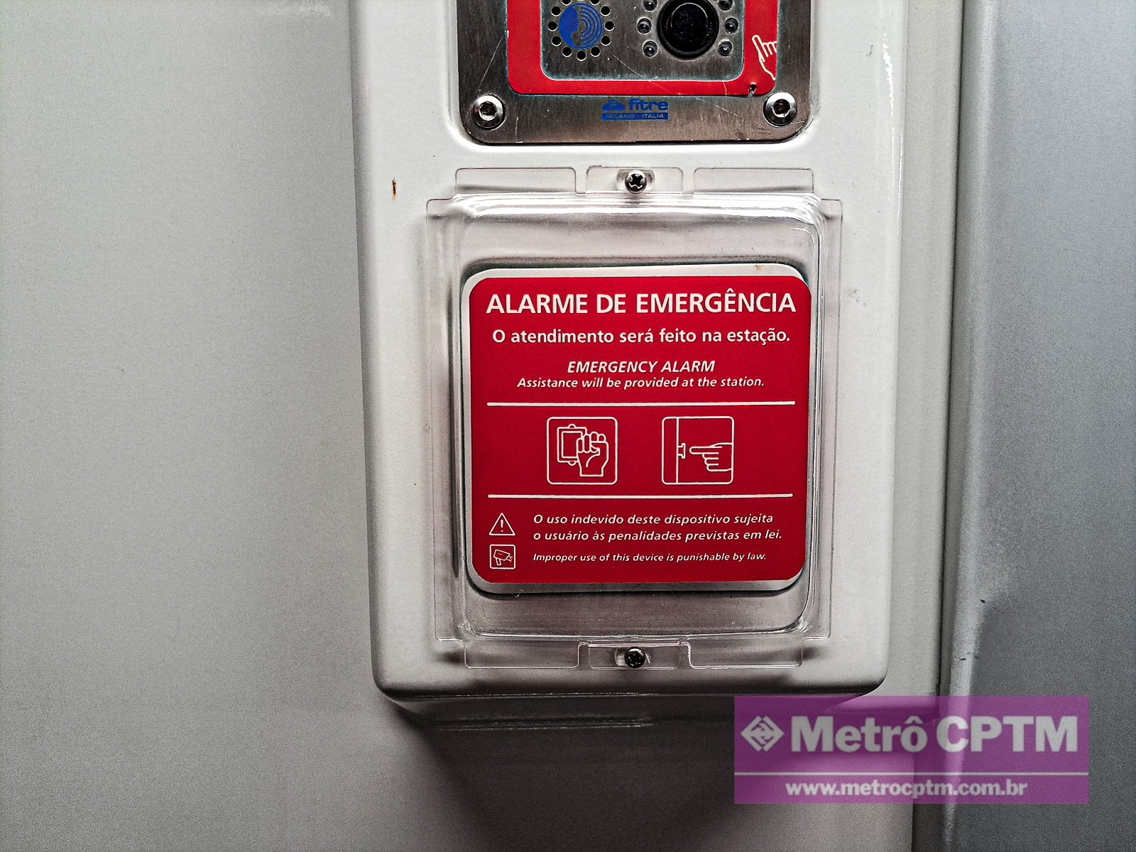 Botão de emergência dos trens da Linha 4-Amarela (Jean Carlos)