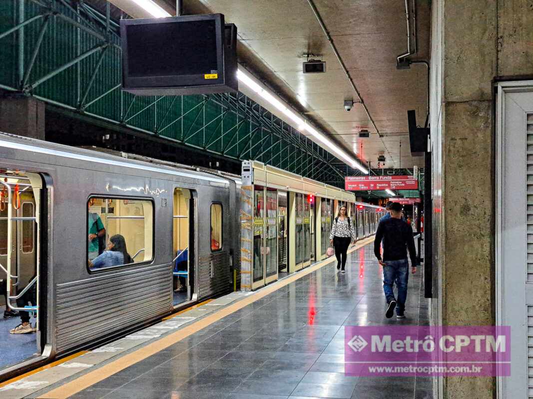 Portas de plataforma na estação Guilhermina-Esperança (Jean Carlos)