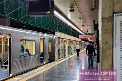 Portas de plataforma na estação Guilhermina-Esperança (Jean Carlos)