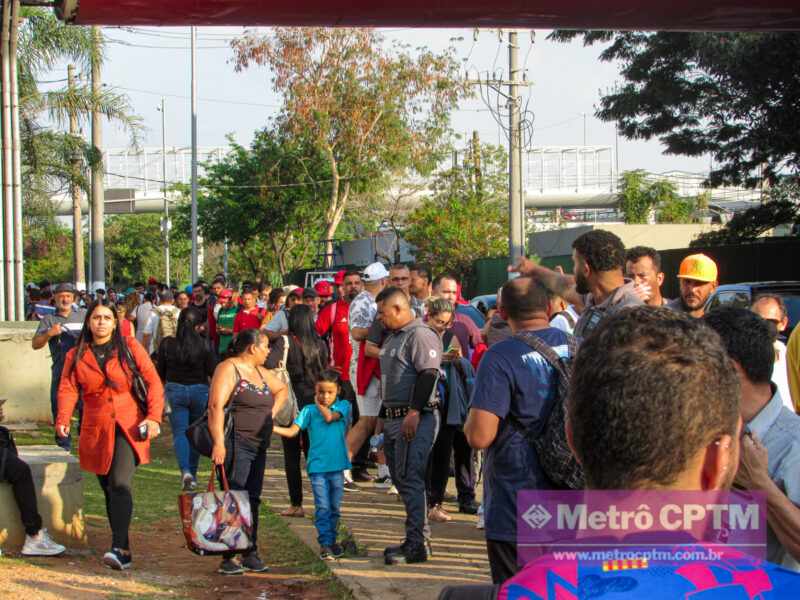 Fila para o sistema PAESE na Linha 9-Esmeralda (Jean Carlos)