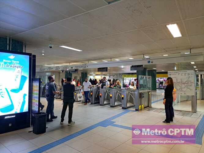 Funcionários do Metrô auxiliando na estação Republica (Jean Carlos)