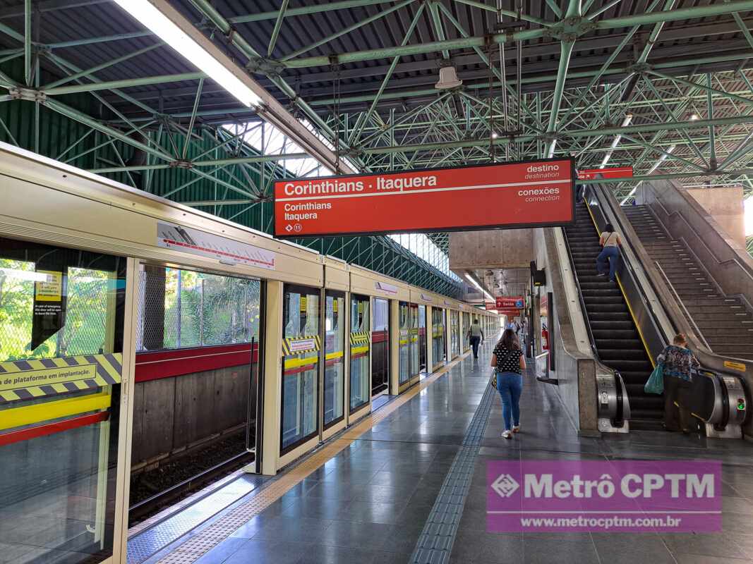 Portas de plataforma da estação Guilhermina-Esperança (Jean Carlos)