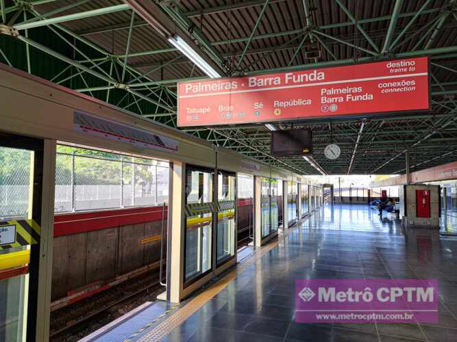 Portas de plataforma da estação Guilhermina-Esperança (Jean Carlos)