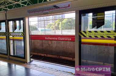 Portas de plataforma da estação Guilhermina-Esperança (Jean Carlos)