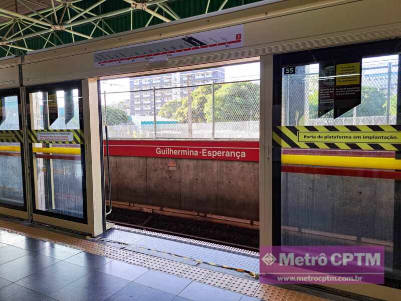 Portas de plataforma da estação Guilhermina-Esperança (Jean Carlos)