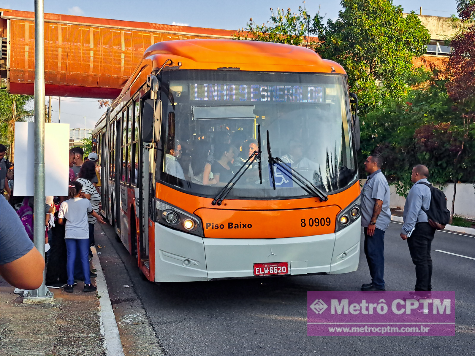 Passageiros sendo atendidos por ônibus devido a problema na Linha 9-Esmeralda (Jean Carlos)