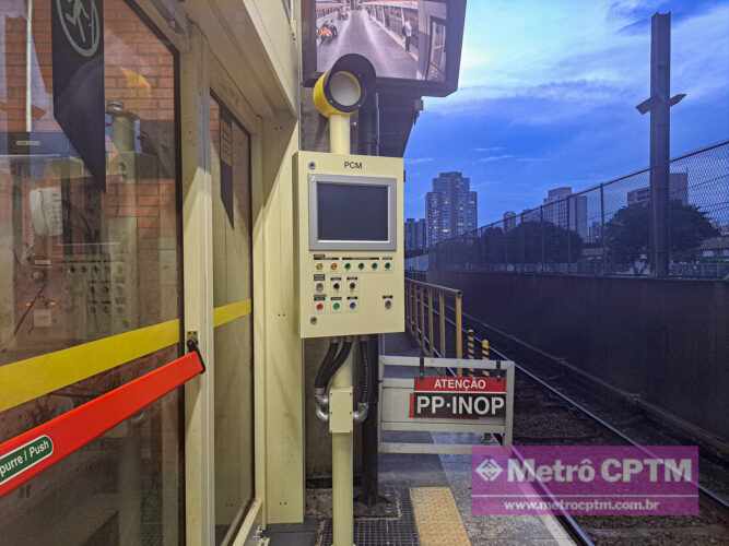 Portas de plataforma da estação Carrão sentido Palmeiras-Barra Funda (Jean Carlos)