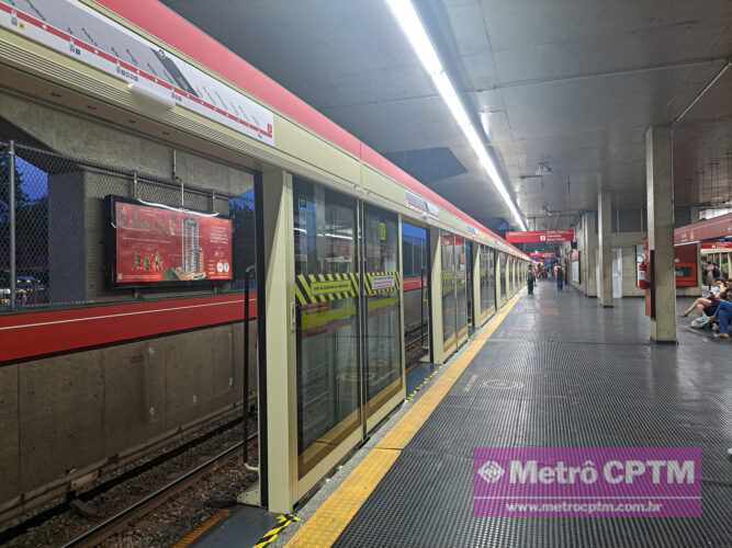 Portas de plataforma da estação Carrão sentido Palmeiras-Barra Funda (Jean Carlos)