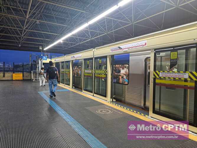 Portas de plataforma da estação Carrão sentido Corinthians-Itaquera (Jean Carlos)