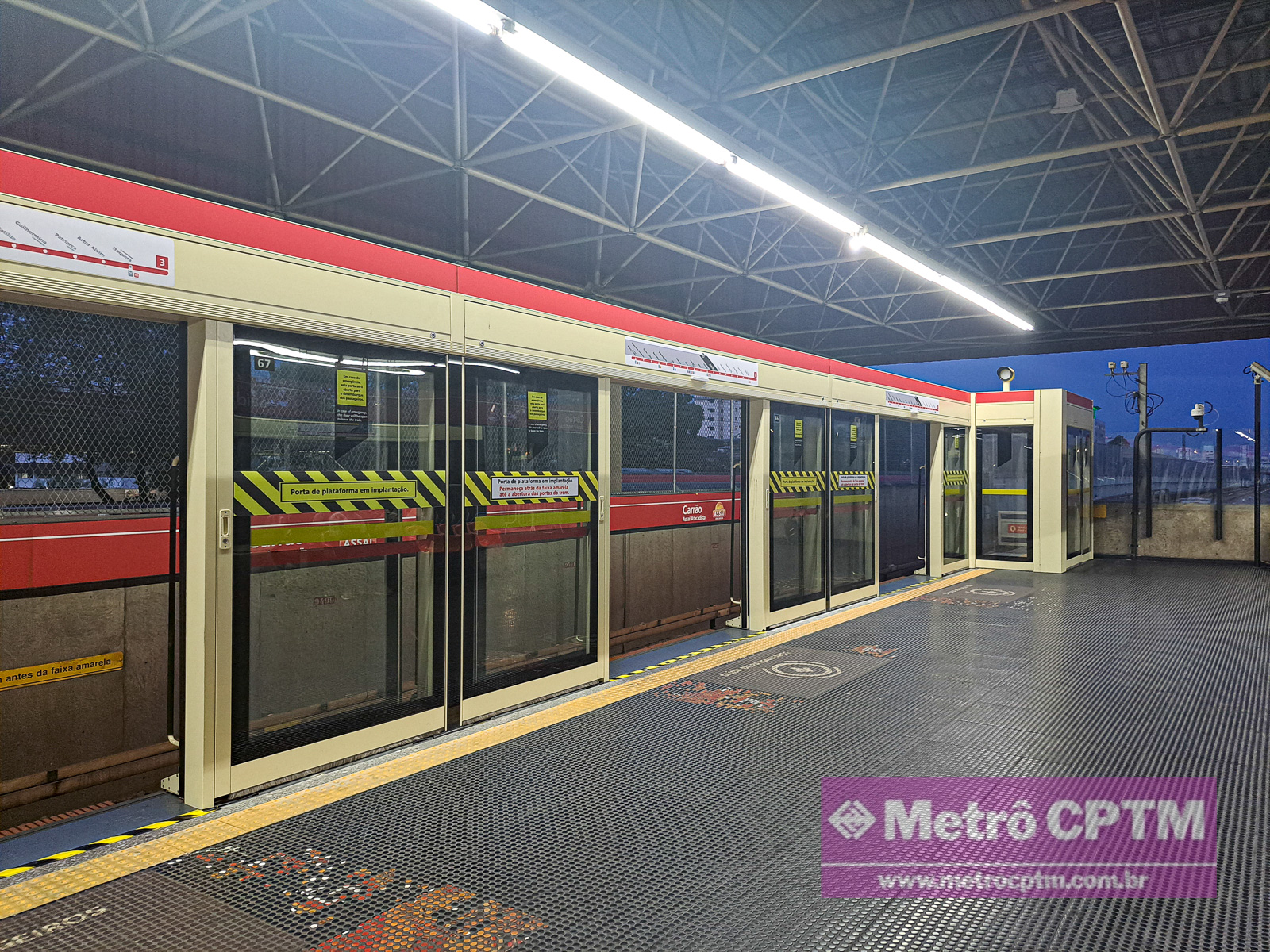 Portas de plataforma da estação Carrão sentido Palmeiras-Barra Funda (Jean Carlos)