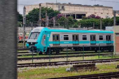 Decimo novo trem no pátio Presidente Altino (Diego Metroferroviário)