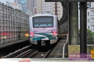 Trem na Linha 3-Vermelha do Metrô