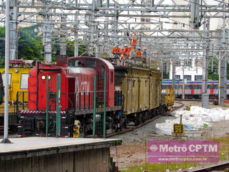 Funcionários da CPTM atuando na implantação da rede aérea (Jean Carlos)