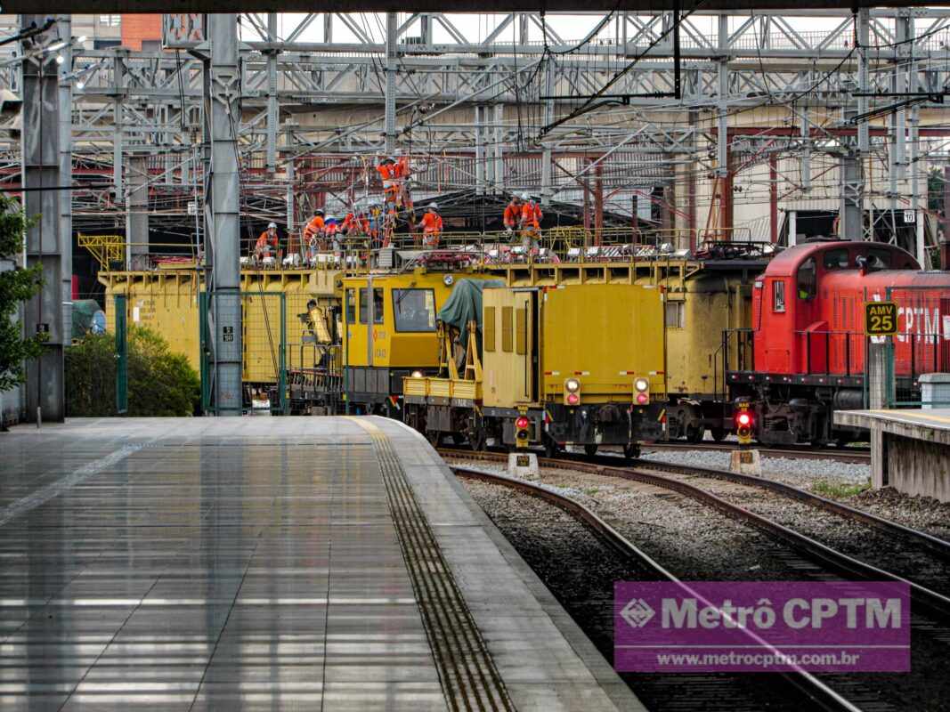 Funcionários da CPTM atuando na rede aérea (Jean Carlos)