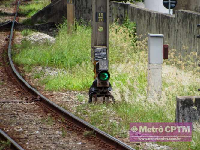 Sinaleiro novo implantado na estação Osasco atrás de sinal antigo (Jean Carlos)