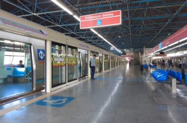 Estação Artur Alvim começa a receber portas de plataforma (Trilhos que Movem SP)