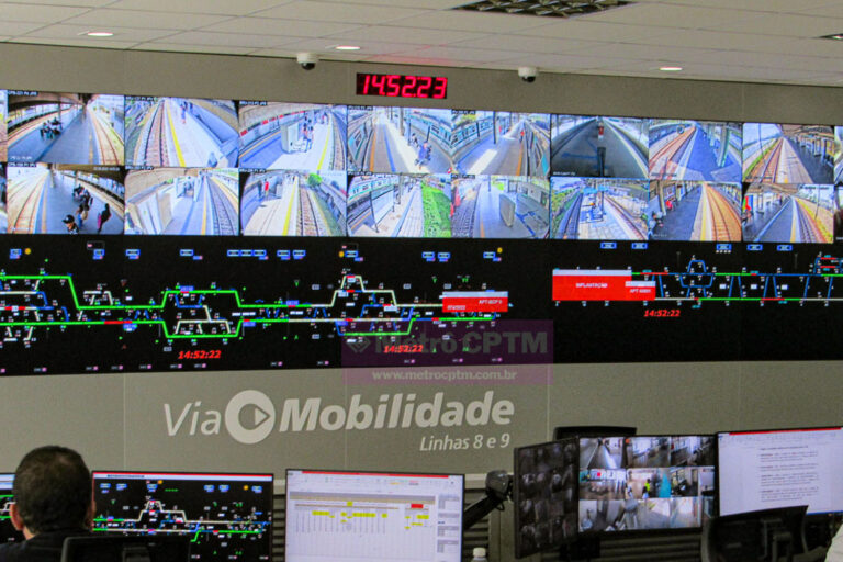 Telas de monitoramento da ViaMobilidade no CCO de Altino