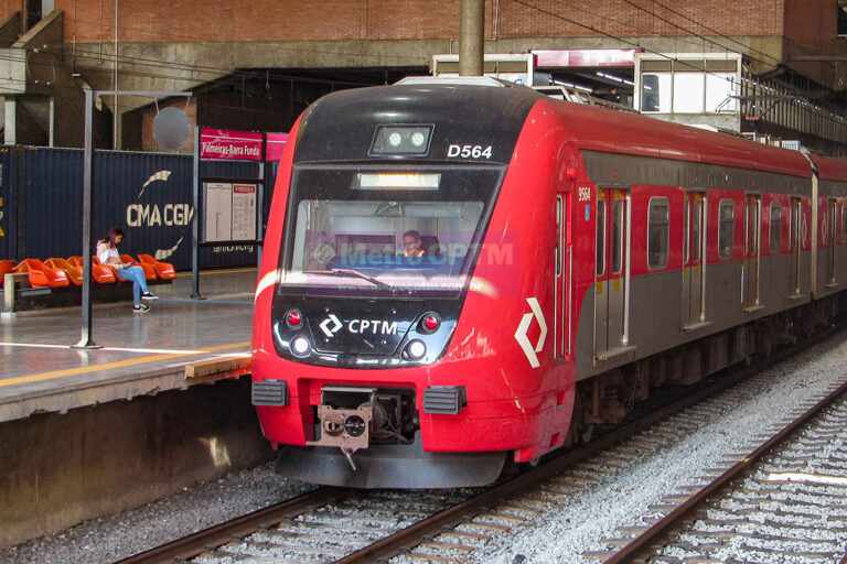 Trem do Serviço 710 na estação Palmeiras-Barra Funda