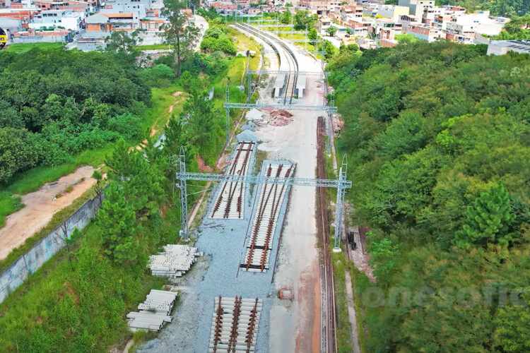 Estacionamento de trens recebendo aparelhos de mudança de via