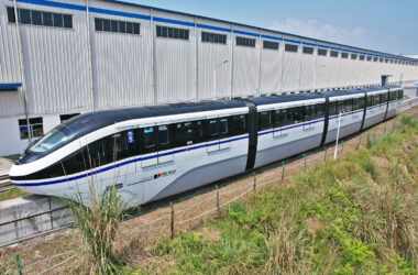 O primeiro trem SkyRail da Linha 17-Ouro