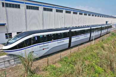 O primeiro trem SkyRail da Linha 17-Ouro